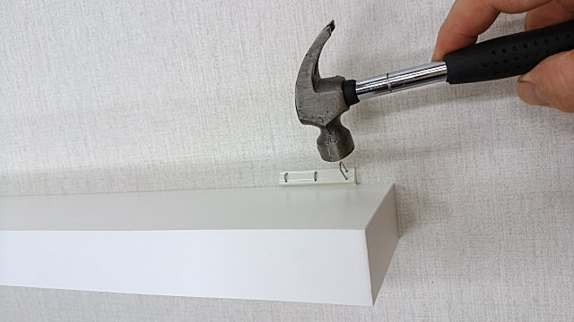 壁取り付け棚を付ける時にはピンを金槌で止める。