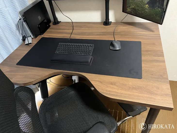 腹部に当たる部分に窪みがあるパソコンデスクのオーダーメイド