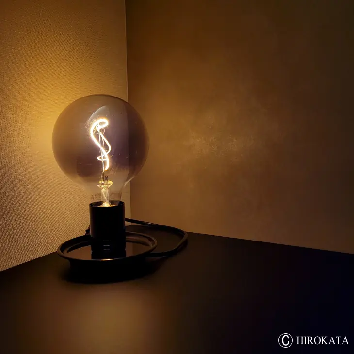 黒い艶消しのカウンターテーブル天板に照明を当てる癒される空間を演出します。
