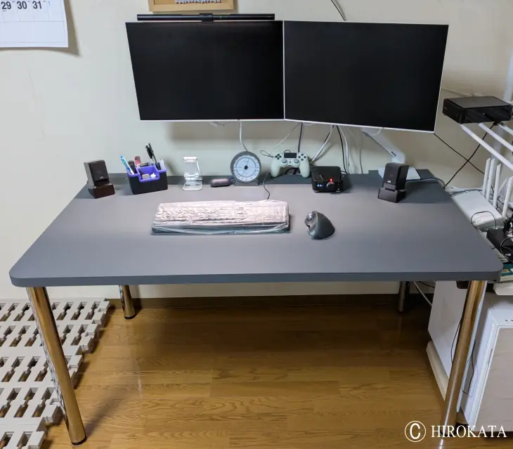 グレーの電子線硬化樹脂化粧板仕上げのモニターアーム取り付けパソコンデスク