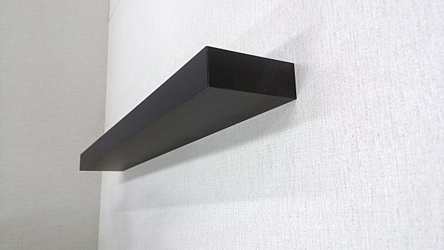 リビングのテレビ台の上の壁に黒の飾り棚を付けよう。