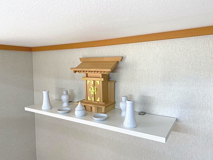 取り付け簡単な神棚用の棚板 事務所やリビングなどのお部屋に最適 白色化粧合板幅90cmタイプ