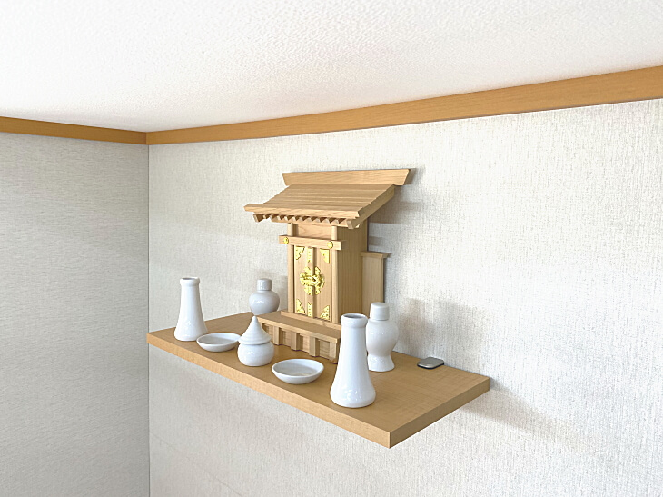 取り付け簡単な神棚用の棚板 事務所やリビングなどのお部屋に最適 木目柄化粧合板幅60cmタイプ