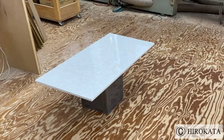 下駄箱にのせる鏡面大理石調の天板