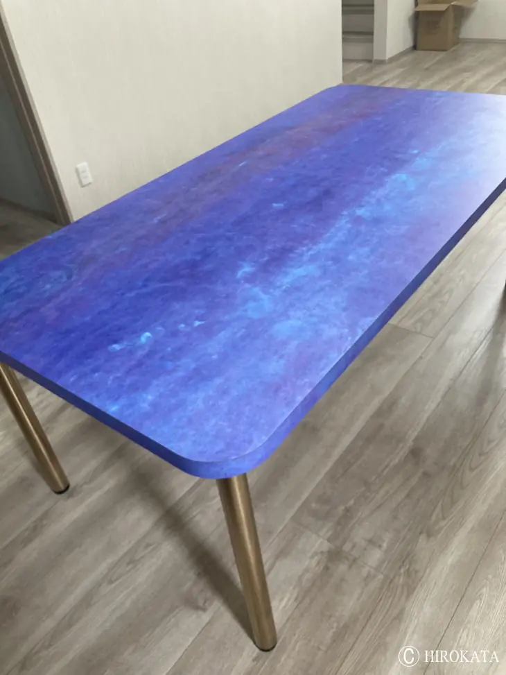 ブルーのダイニングテーブル