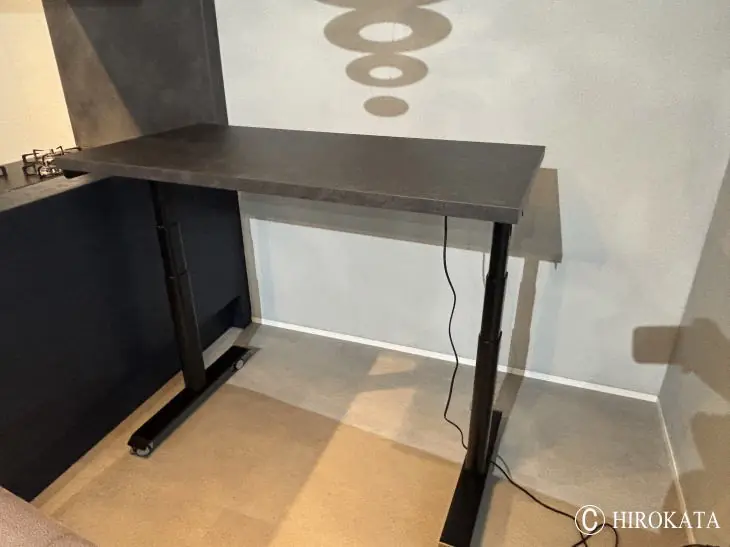 電動昇降式PCデスクの天板をオーダーメイド