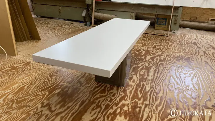 小さめのPCデスクの白い天板