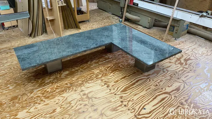 L字型デスクの天板(濃い色の大理石柄)