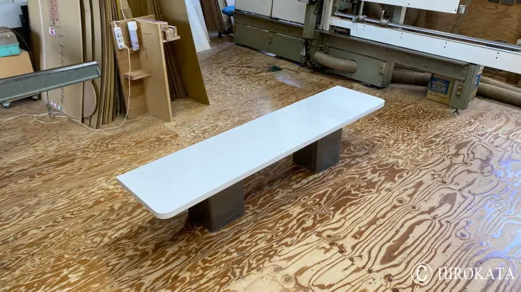 白鏡面仕上げのコーヒーテーブル