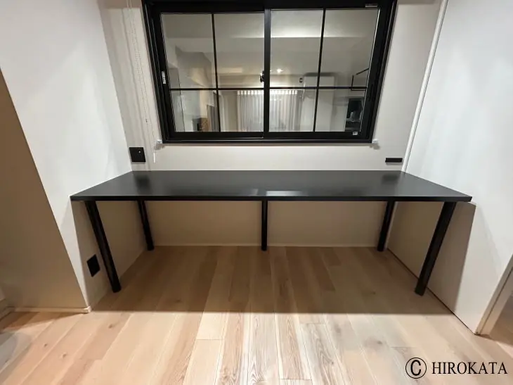 壁スペースにピッタリ納まるサイズのオーダーメイドデスク