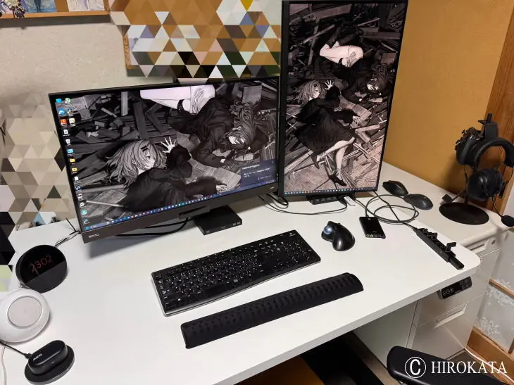 白い電動昇降デスクにパソコンモニターを取り付け