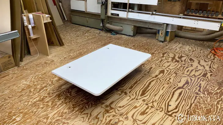電動昇降デスクの白い天板