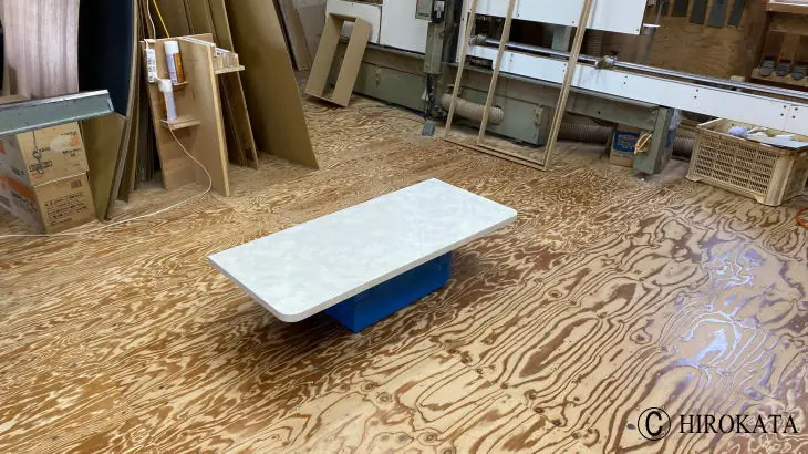 アイカメラミン化粧板の大理石柄デスクをオーダーメイド