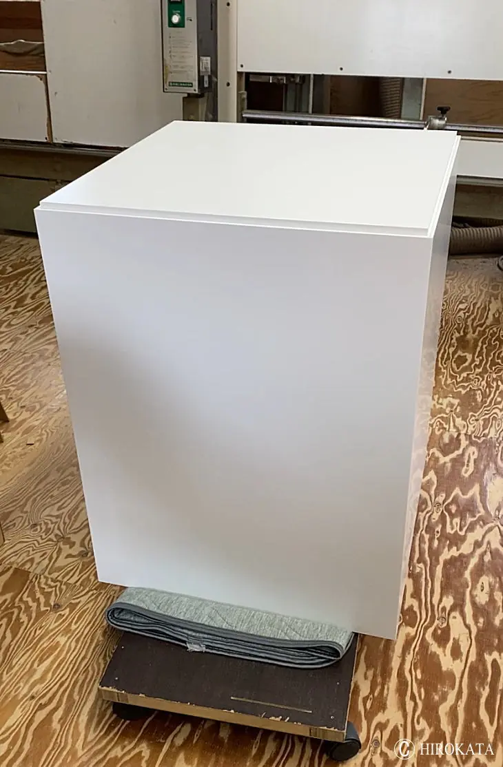 白色の展示台（ガラスケース取り付け用加工付き）