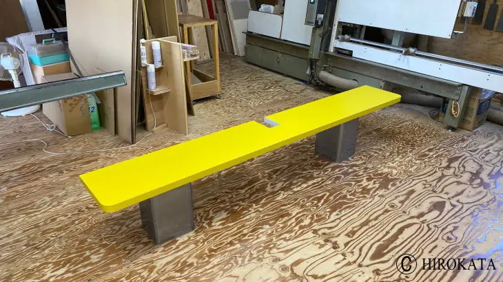 黄色いカウンターテーブルの天板