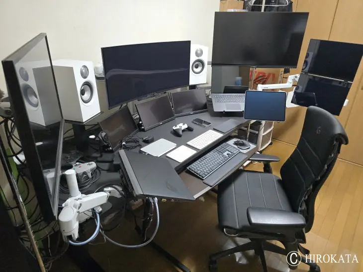 ゲーム器機材をセットした黒いパソコンデスク