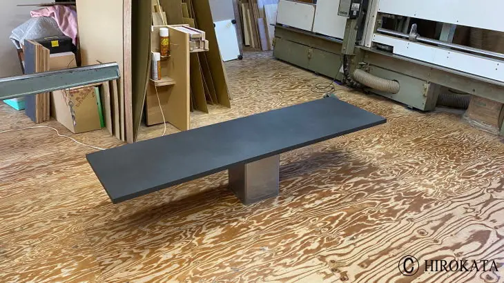 濃い色のコンクリート柄のカウンターテーブル天板
