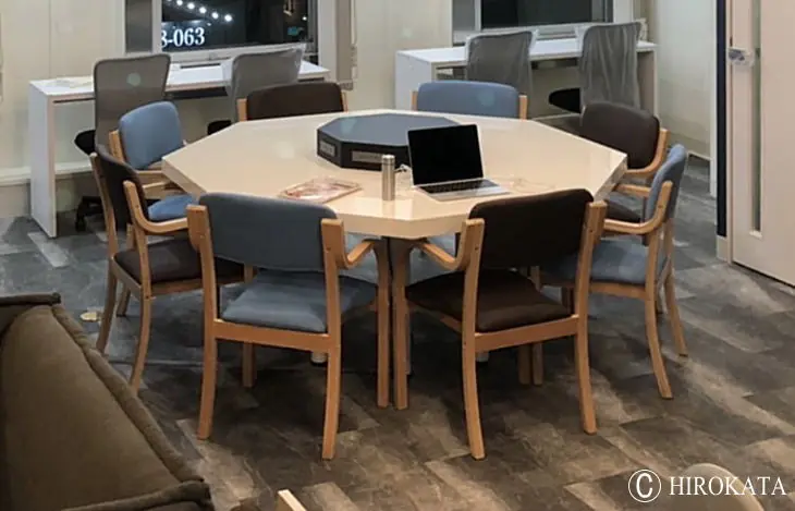 店舗で使用する八角形のデスク
