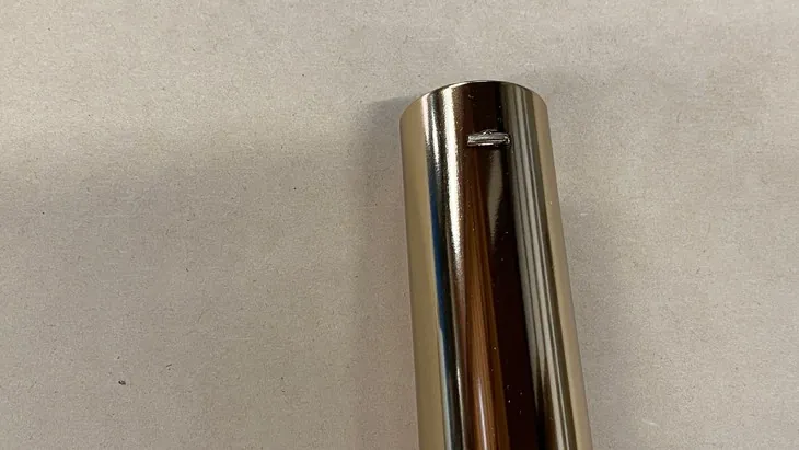 ゴールドカラーポール脚